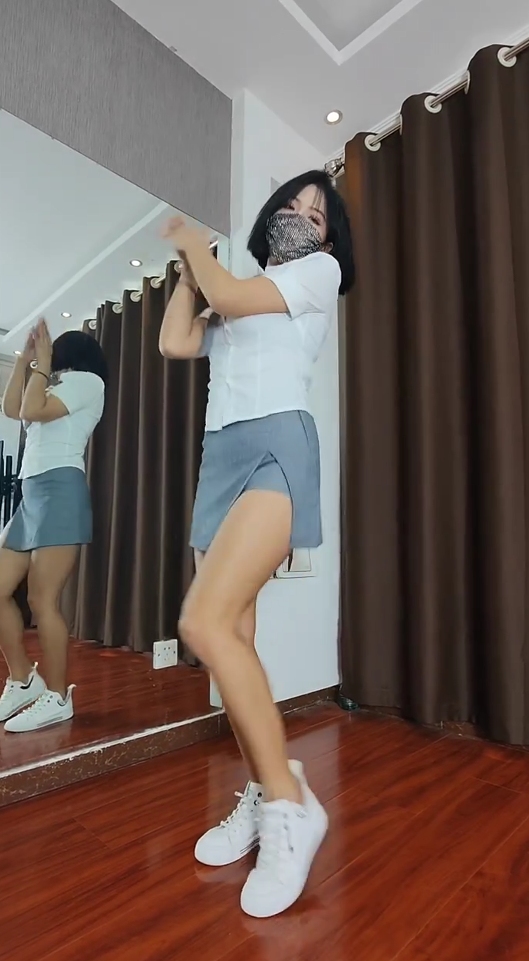 广场舞 菲菲2023年4月 15V (视频较短)